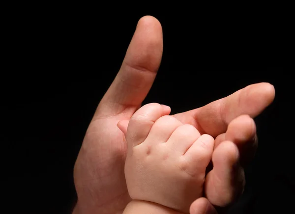 Las manos de padre e hijo — Foto de Stock
