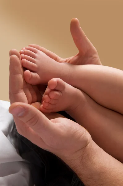 Руки батька і дитини — стокове фото