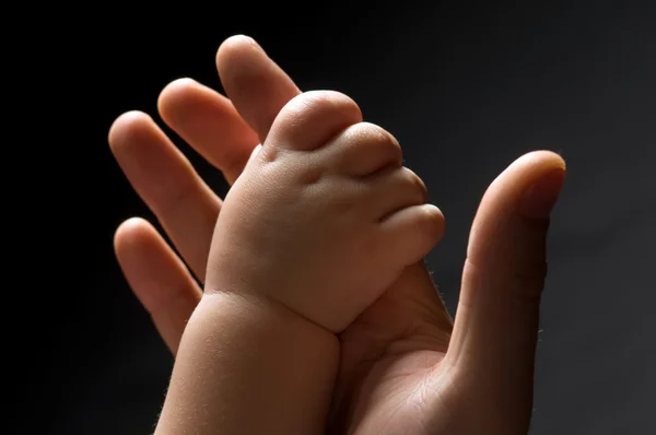 Las manos de padre e hijo — Foto de Stock