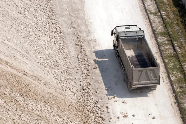 Вантажівка транспортів глини — стокове фото