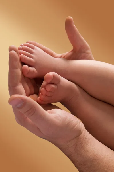 Händerna på far och barn — Stockfoto