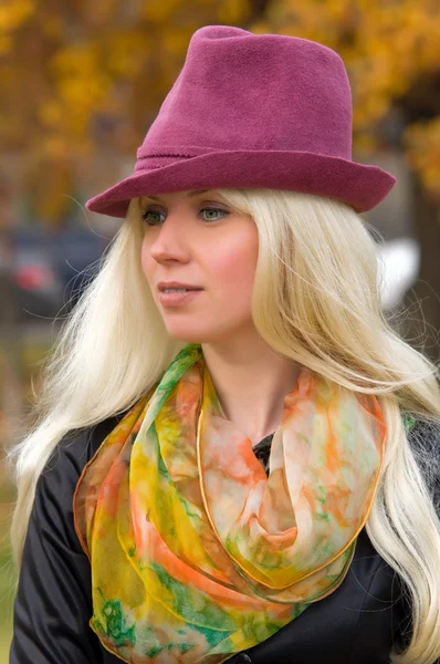 Женщина в красивой шляпе — стоковое фото