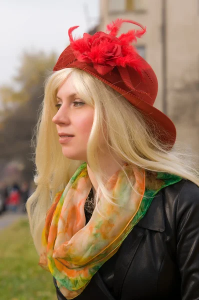 Junge Frau mit einer schönen Kopfbedeckung — Stockfoto