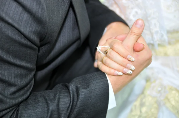 Elinde yeni evliler — Stok fotoğraf