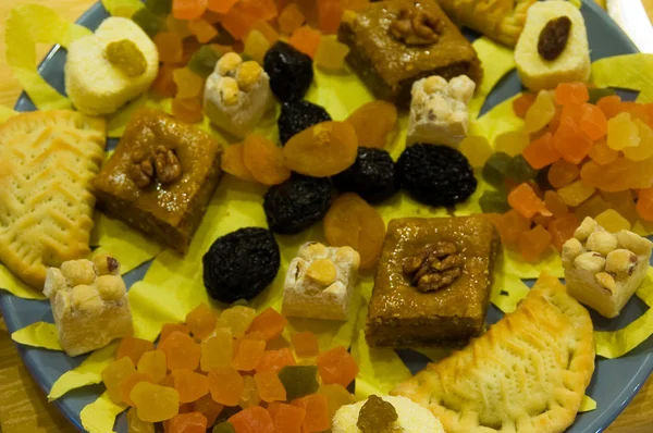 Schotel van snoepjes en gedroogde vruchten — Stockfoto
