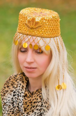 güzel headdress çekici genç kadın