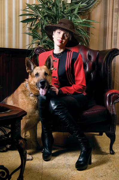 Junge Frau Sitzt Auf Einem Ledersessel Und Streichelt Den Hund — Stockfoto