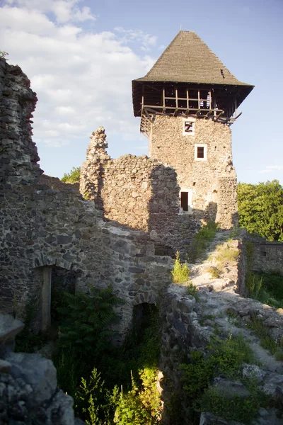 在一个山坡上的古城堡的废墟 — 图库照片