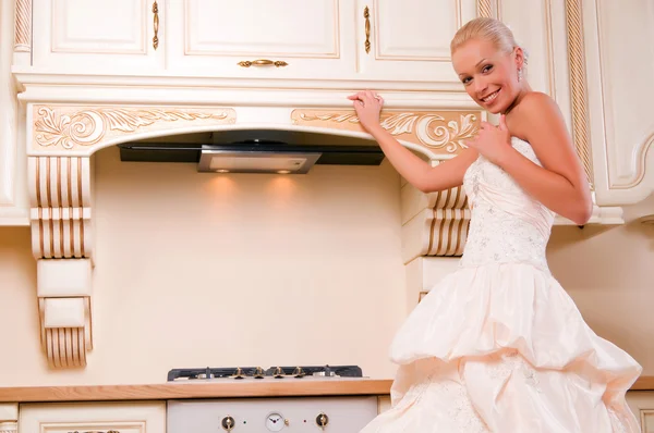 Красива наречена стоїть на кухні — стокове фото