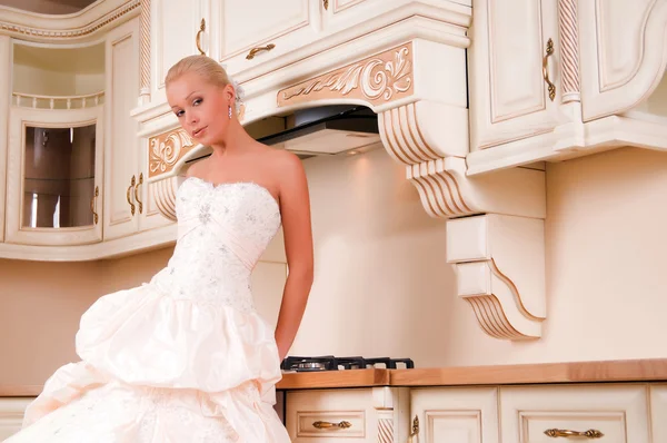 Schöne Braut Steht Der Küche Und Lacht — Stockfoto