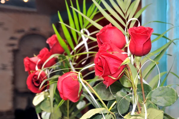 窓辺の赤いバラの花束 — ストック写真