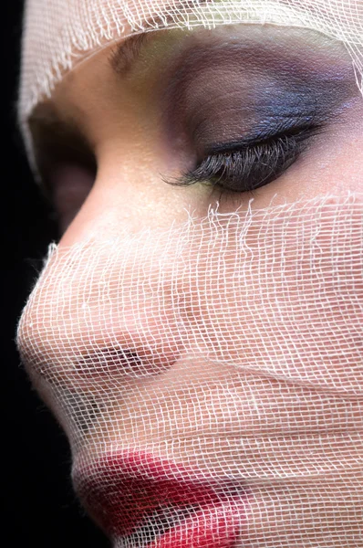 Face Feminina Com Maquiagem Brilhante Bandagem Gaze — Fotografia de Stock