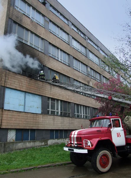 Пожежна Машина Якій Двоє Пожежників Підпалили Вогонь — стокове фото