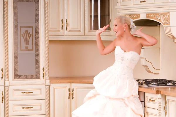 Bride stands in the kitchen and laughs — Stock Photo, Image