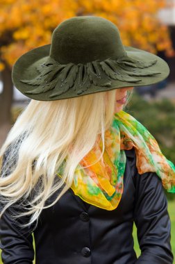 Dekoratif şapkalı bir kadın