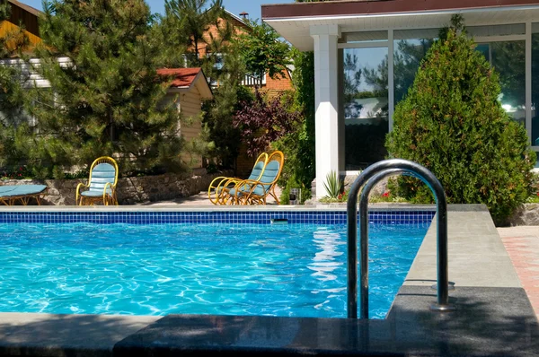 Zwembad Met Tabellen Voor Vrije Tijd Treinreiziger Bij Het Hotel — Stockfoto