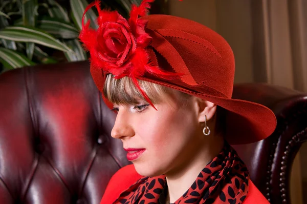 Mulher em um chapéu decorativo — Fotografia de Stock