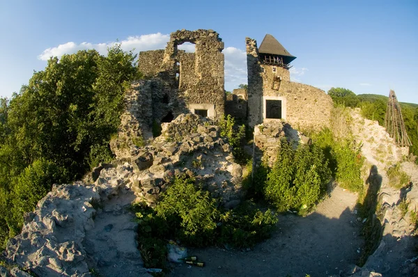 ウクライナの丘の上に古代の城の遺跡 — ストック写真