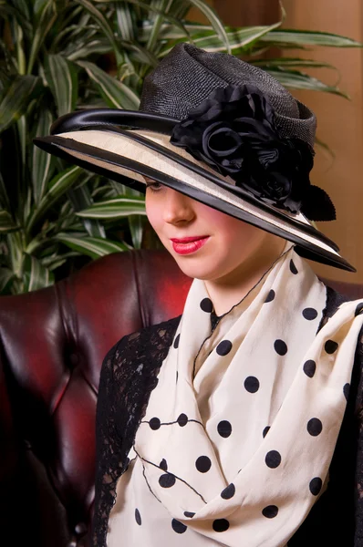 Žena v dekorativní klobouk — Stock fotografie