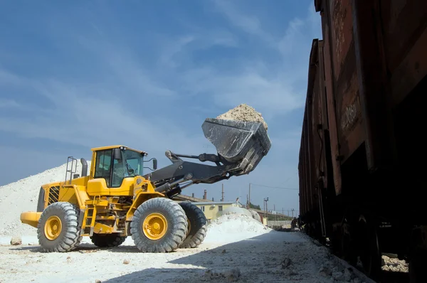 Excavator loads gravel — Stock Photo, Image