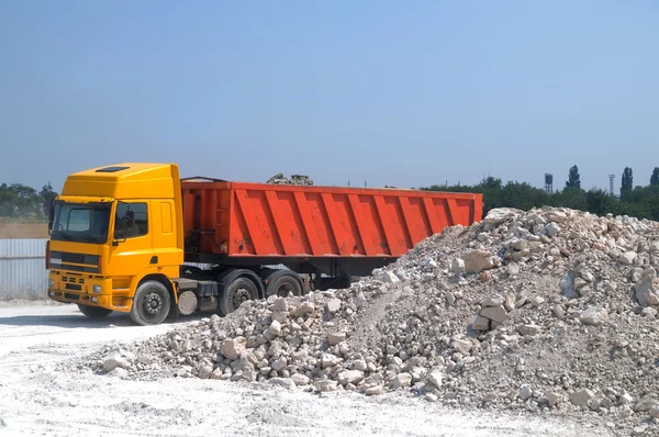 Industrial Machine Gravel Loads Trucks — Stock Photo, Image