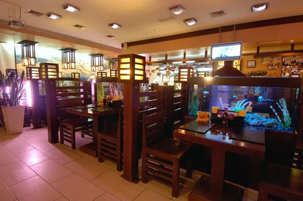 Interior del restaurante con un acuario — Foto de Stock