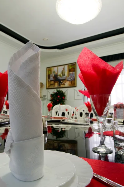 Intérieur du restaurant avec tables servies — Photo