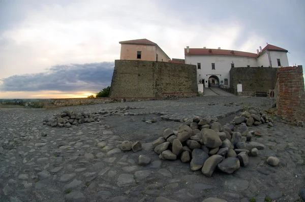丘の中腹に古代の要塞の遺跡 — ストック写真