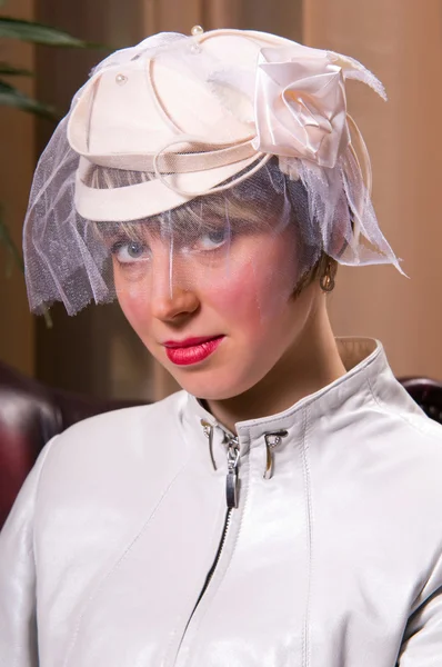 Ελκυστική Νεαρή Γυναίκα Ένα Διακοσμητικό Καπέλο — Φωτογραφία Αρχείου