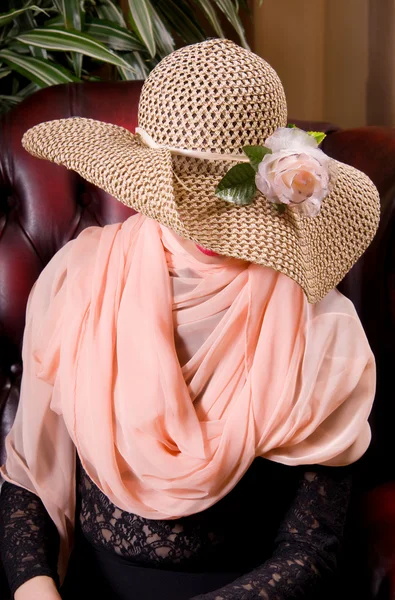 Vrouw in een decoratieve hoed — Stockfoto