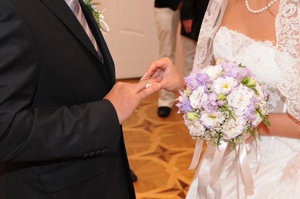 式の結婚式で指輪を交換します — ストック写真