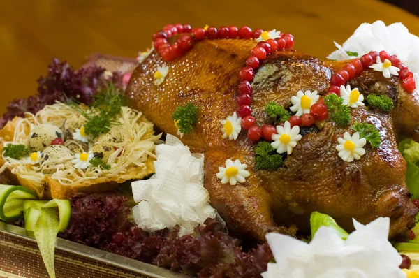 Kızarmış Ördek Masanın Üzerinde Sebze Yemek — Stok fotoğraf