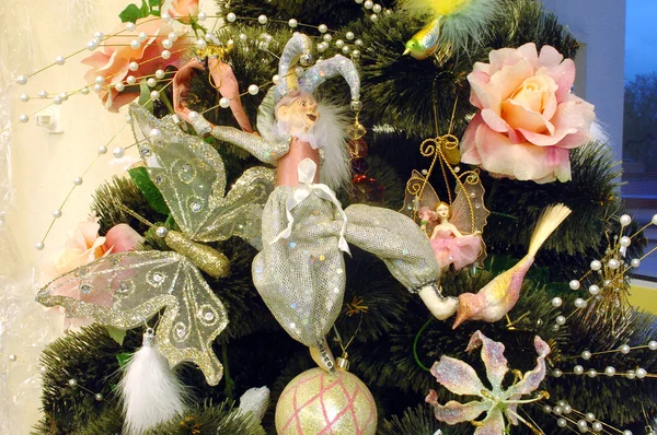 Abeto decorado com flores e brinquedos — Fotografia de Stock