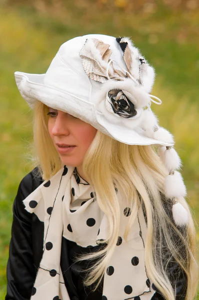 Νεαρή Ξανθιά Γυναίκα Ένα Κομψό Καπέλο — Φωτογραφία Αρχείου