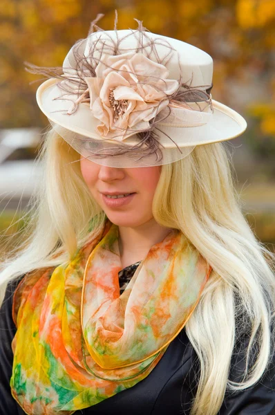 Молодая Блондинка Элегантной Шляпе — стоковое фото