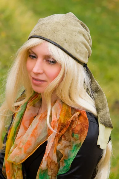 Sarışın kadın şık bir şapka — Stok fotoğraf