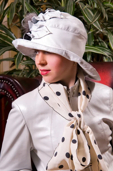 Blonde Frau mit elegantem Hut — Stockfoto