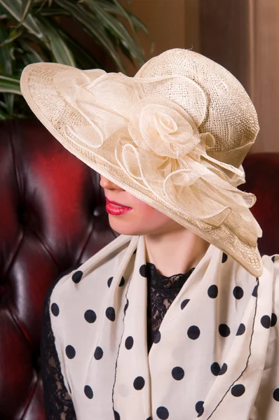 Blond kobieta w elegancki kapelusz — Zdjęcie stockowe