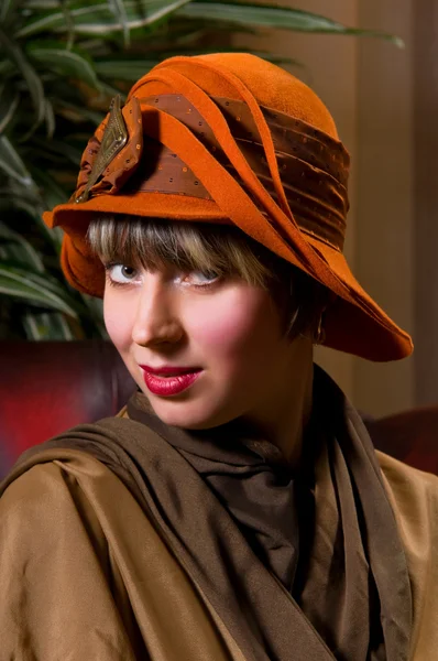 Junge Blonde Frau Mit Elegantem Hut — Stockfoto