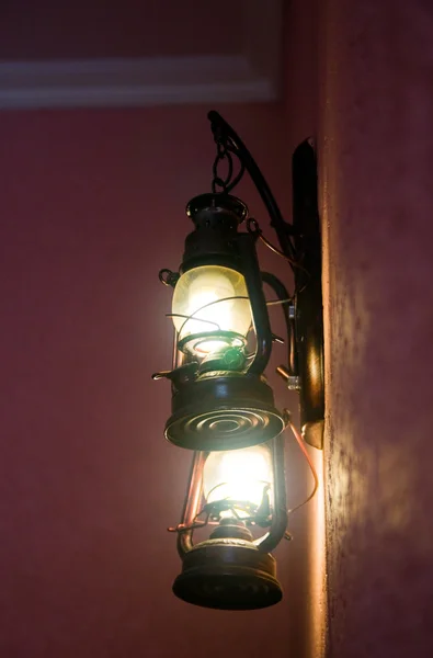 壁に掛かっている つのランプ レトロ — ストック写真