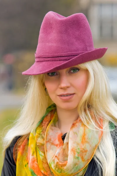 Femme blonde dans un chapeau élégant — Photo