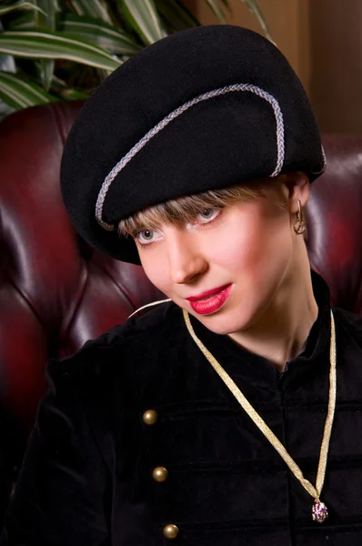 Blonde vrouw in een elegante hoed — Stockfoto