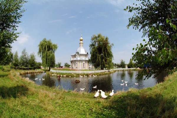 En liten kyrka i mitten av sjön — Stockfoto