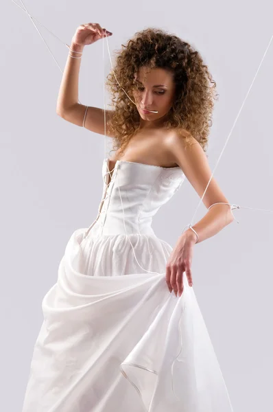 Mulher em um vestido de noiva — Fotografia de Stock