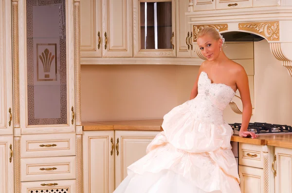 Hermosa novia se para en la cocina —  Fotos de Stock