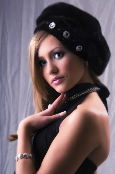 Hermosa mujer en un sombrero —  Fotos de Stock