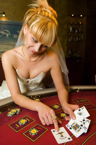 Смешная невеста играет в карты — стоковое фото