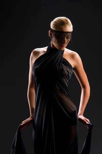 エレガントな雰囲気のドレスで美しいブロンド — ストック写真