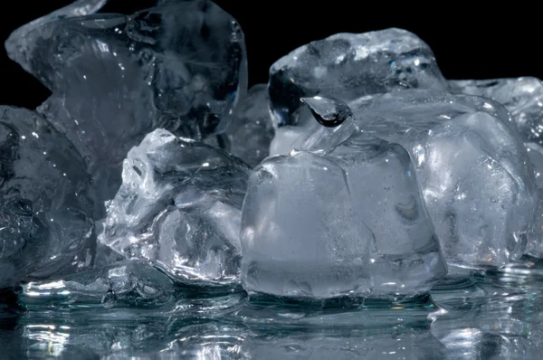 Шматки льоду лежали на землі — стокове фото