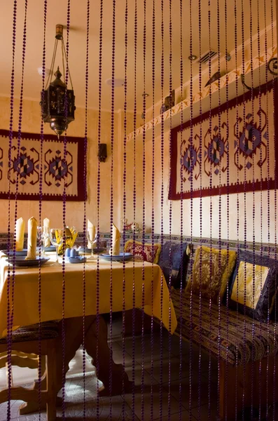 Ресторан со столом — стоковое фото